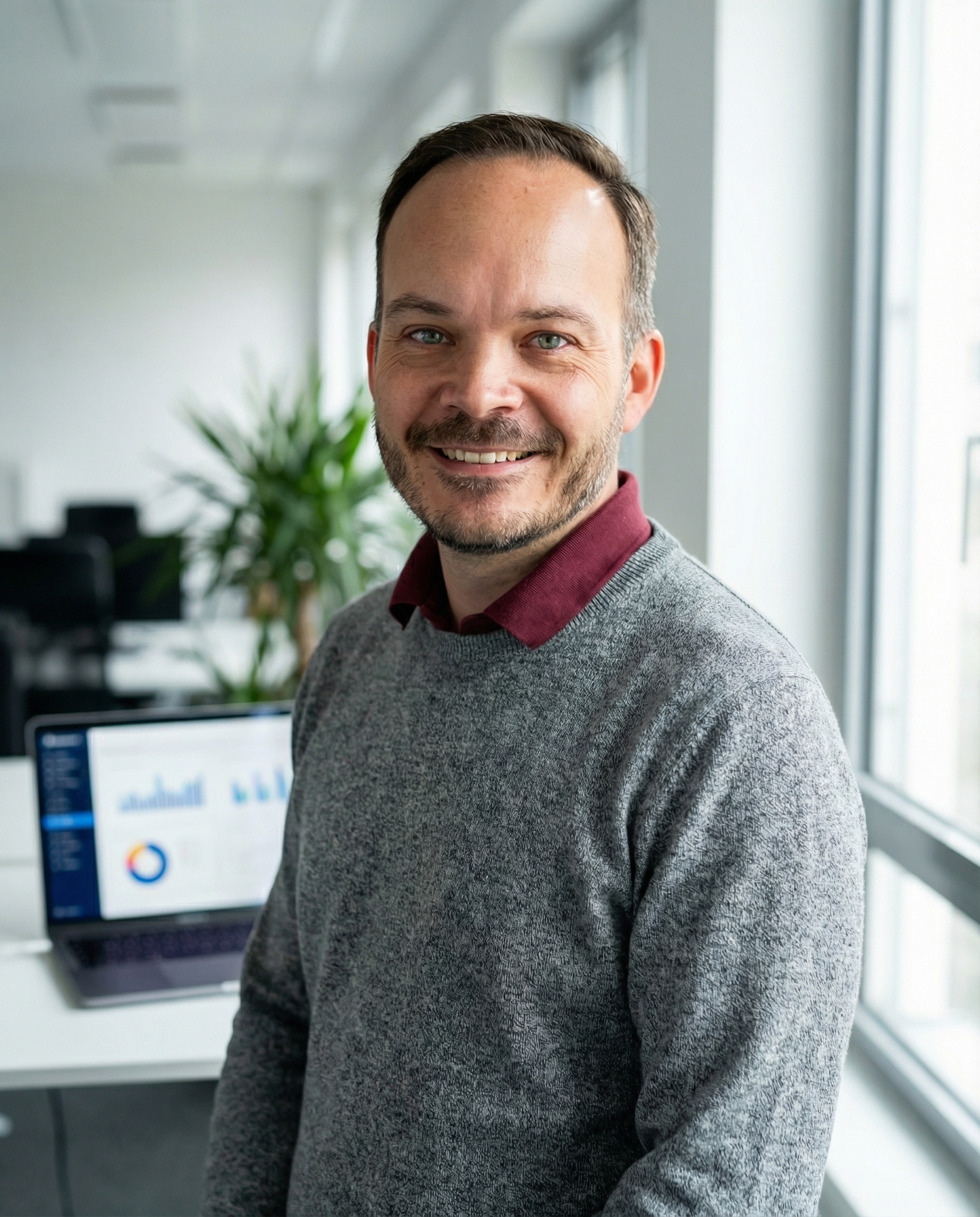 Portraitfoto von Arno Schimmelpfennig, sitzend in einem Rollstuhl